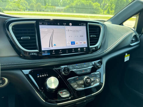 2027 Chrysler Pacifica Select