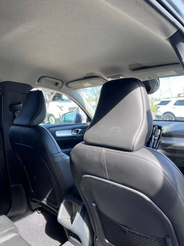 2022 Volvo XC40 T4 Momentum