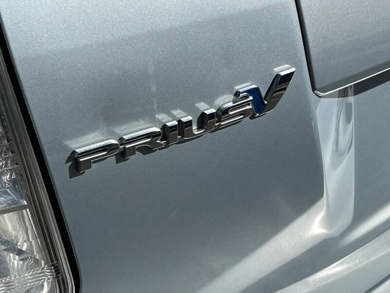 2013 Toyota Prius v Three