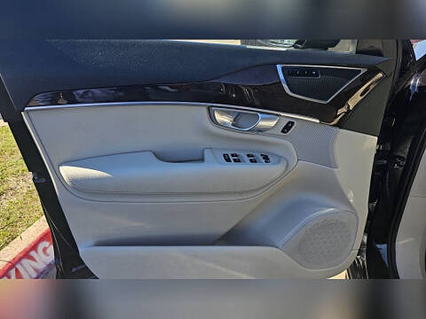 2017 Volvo XC90 T6 Momentum