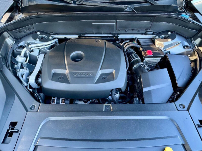 2020 Volvo XC90 T6 Momentum 6-Passenger
