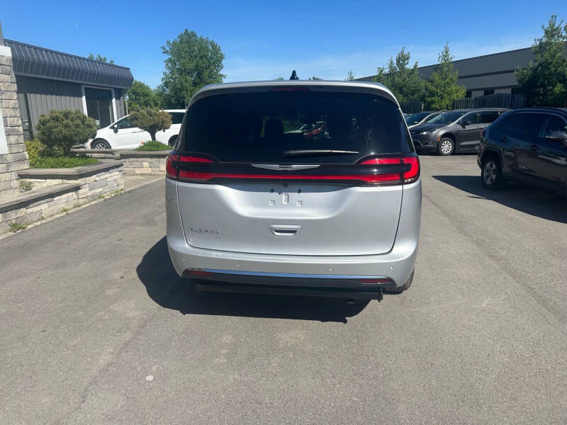 2026 Chrysler Pacifica Select