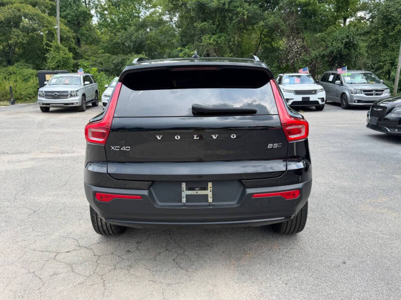 2024 Volvo XC40 B5 Core Dark Theme