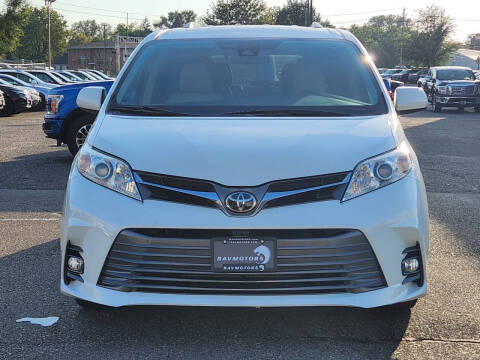 2018 Toyota Sienna XLE 7-Passenger Auto Access Seat