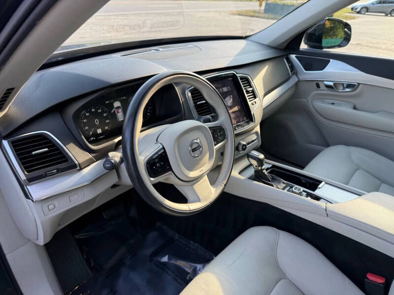 2017 Volvo XC90 T6 Momentum