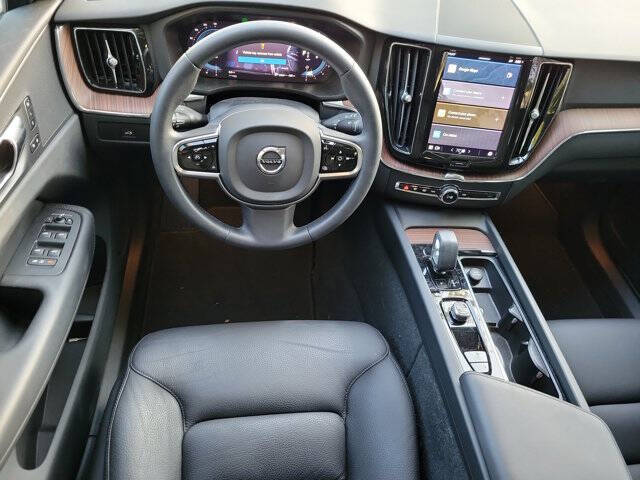 2023 Volvo XC60 B5 Plus Dark Theme