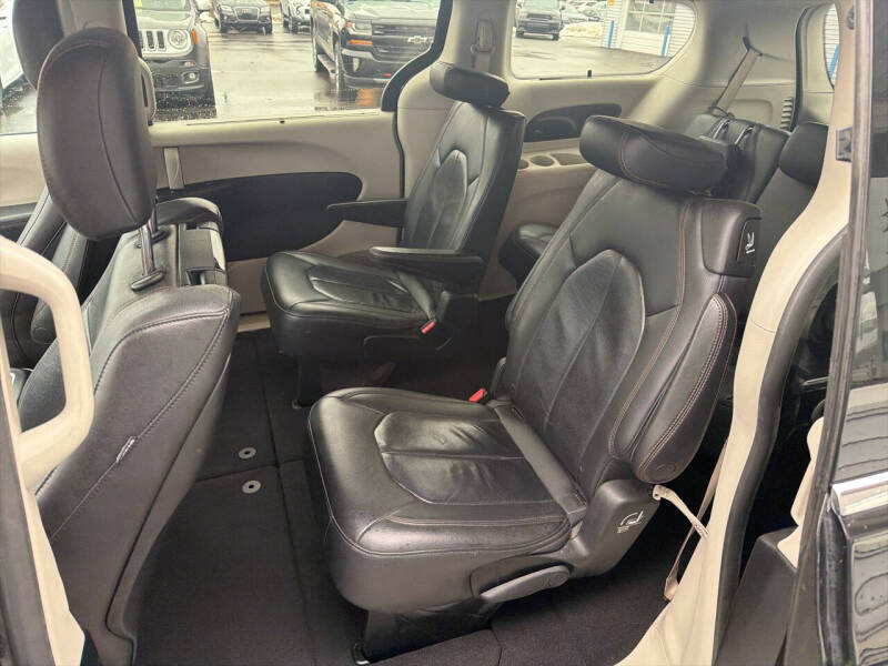 2017 Chrysler Pacifica Touring-L Plus