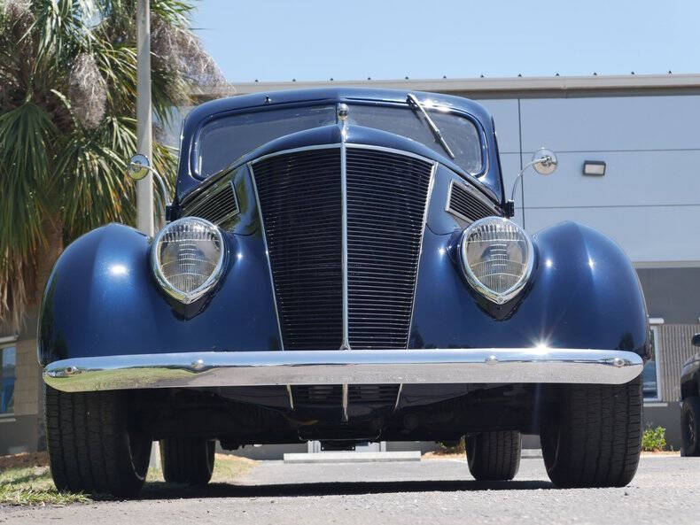 1937 Ford Deluxe
