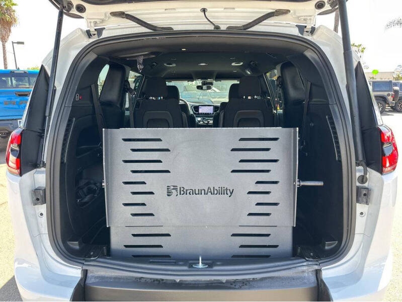 2024 Chrysler Pacifica Touring