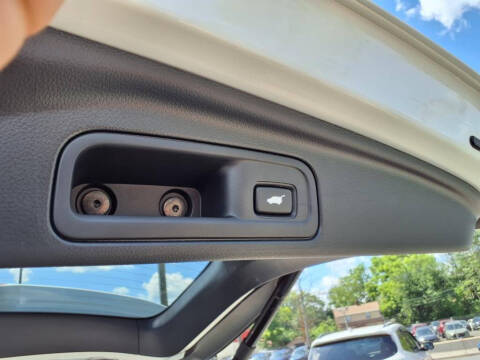 2022 Honda Pilot Touring w/Rear Captain's Chairs