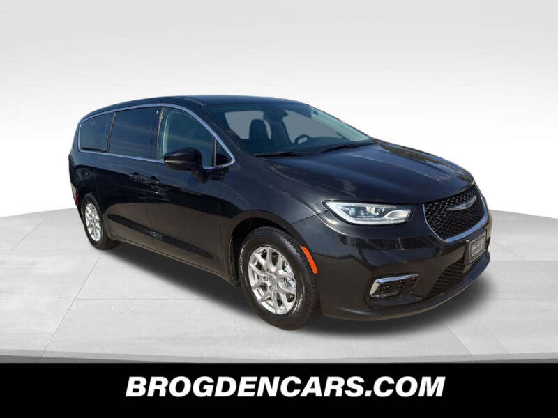 2023 Chrysler Pacifica Touring L's photo