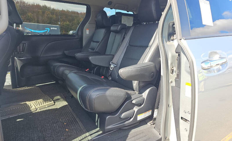 2020 Toyota Sienna SE 8-Passenger
