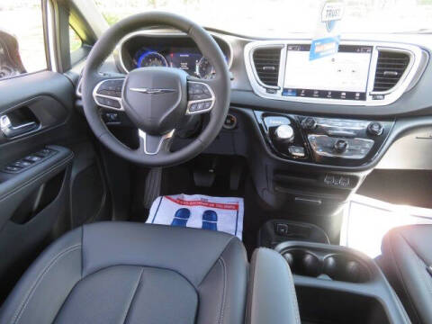 2025 Chrysler Voyager LX