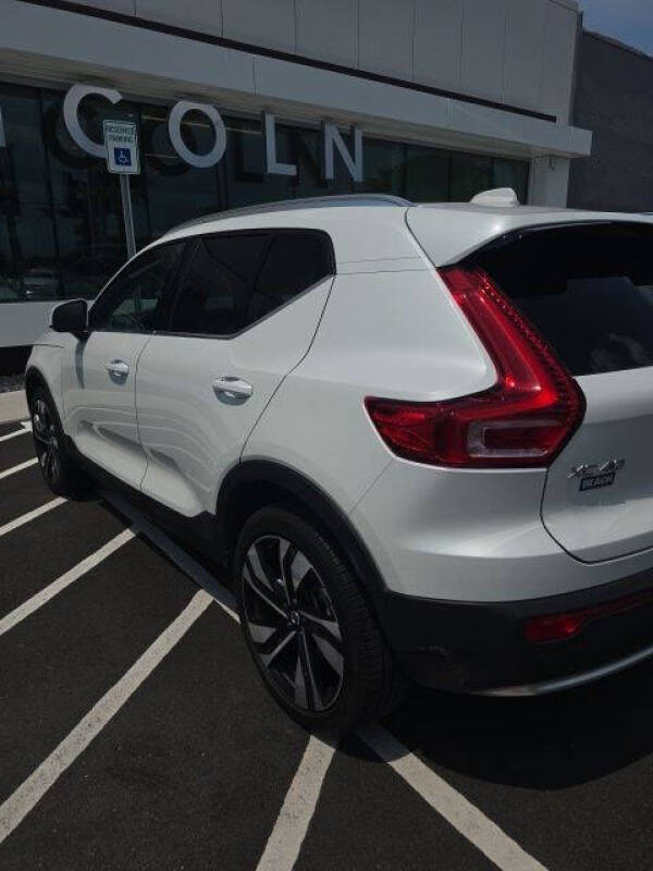2023 Volvo XC40 B5 Plus Bright Theme