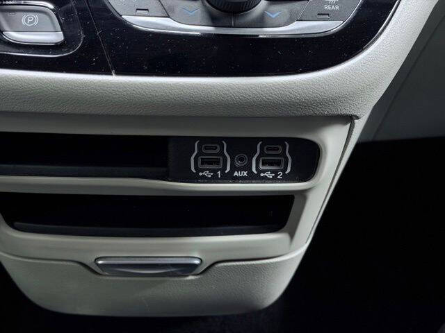 2023 Chrysler Voyager LX
