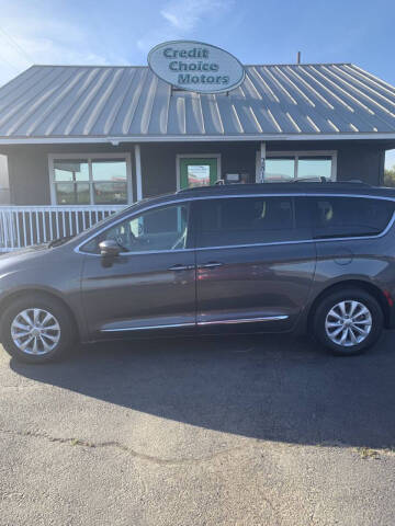 2017 Chrysler Pacifica for sale at Credit Choice Motors in Sherman TX