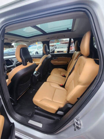 2016 Volvo XC90 T6 Momentum