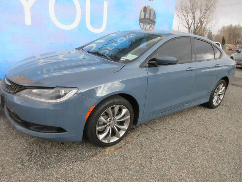 Chrysler 200's photo