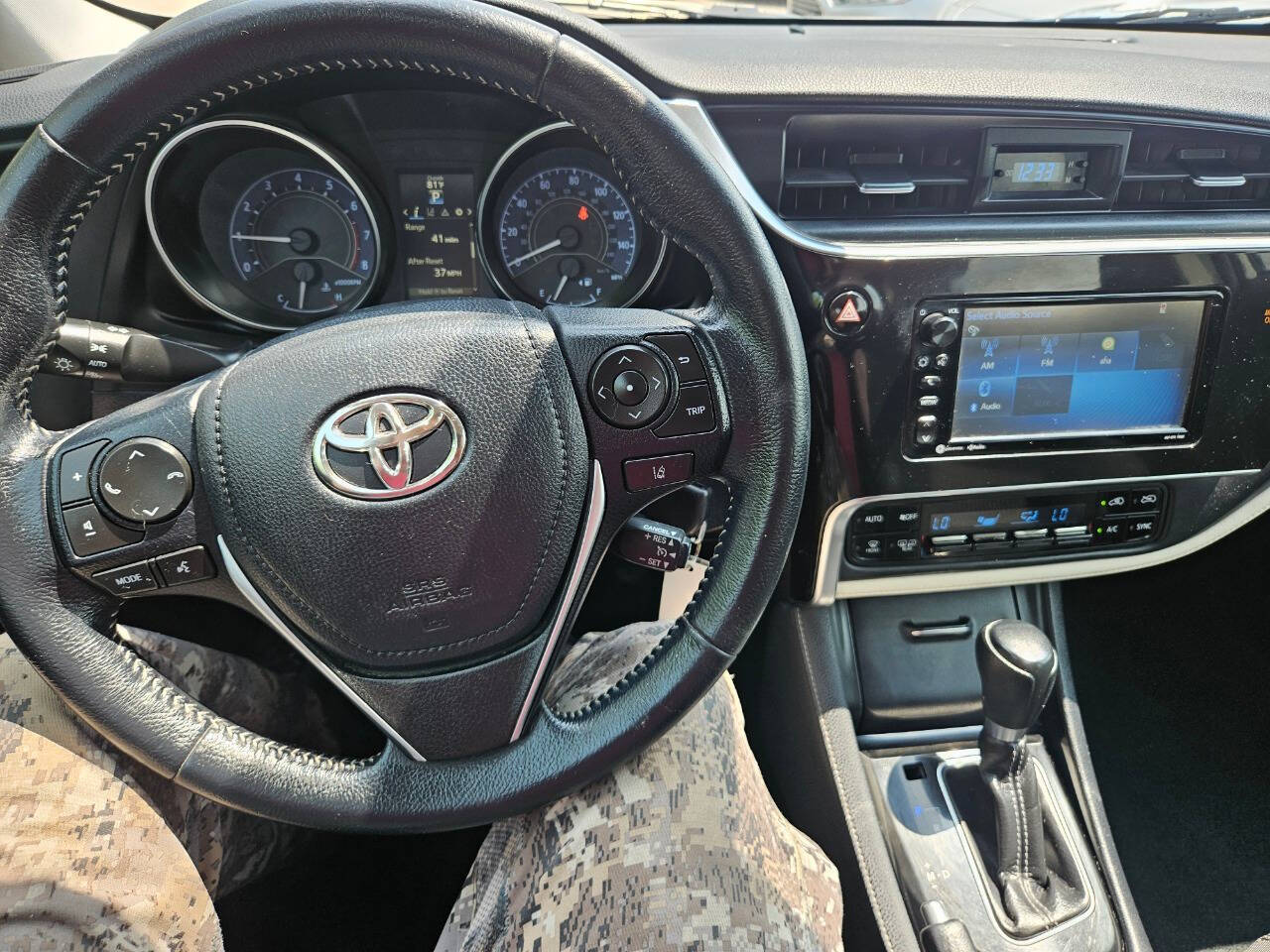 White 2017 Toyota Corolla iM Base 4dr Hatchback CVT 1