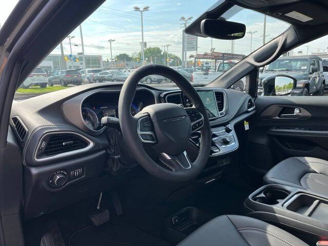 2027 Chrysler Pacifica Select