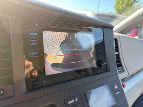 2017 Toyota Sienna LE Mobility 7-Passenger