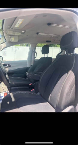 2020 Chrysler Voyager LX