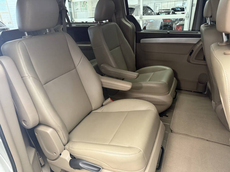 2012 Volkswagen Routan SE