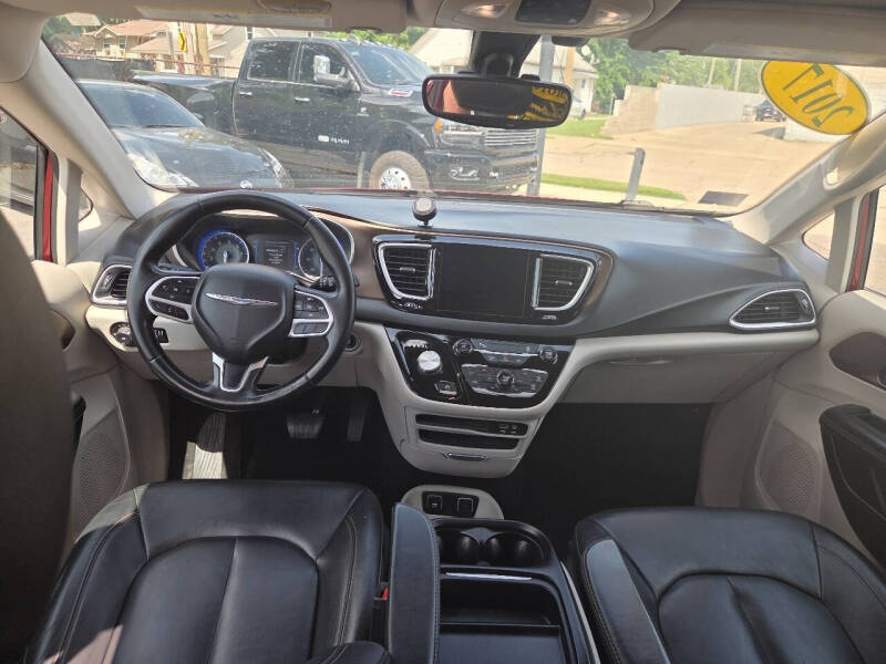 2017 Chrysler Pacifica Touring-L