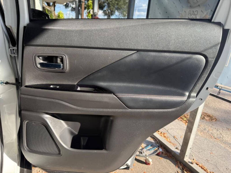 2020 Mitsubishi Outlander LE