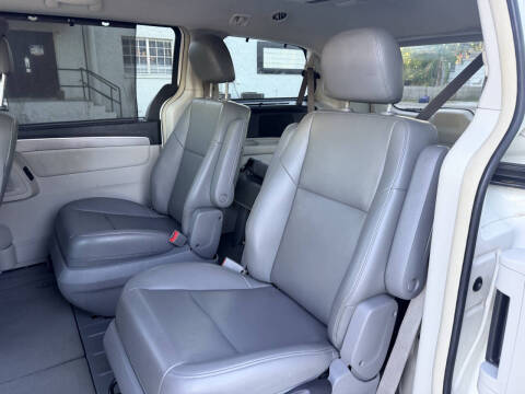 2011 Volkswagen Routan SE