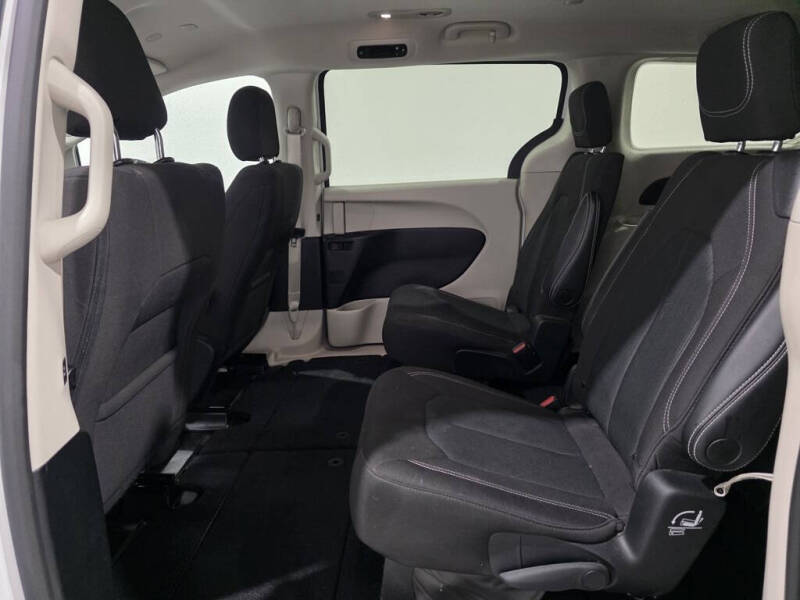 2022 Chrysler Voyager LX