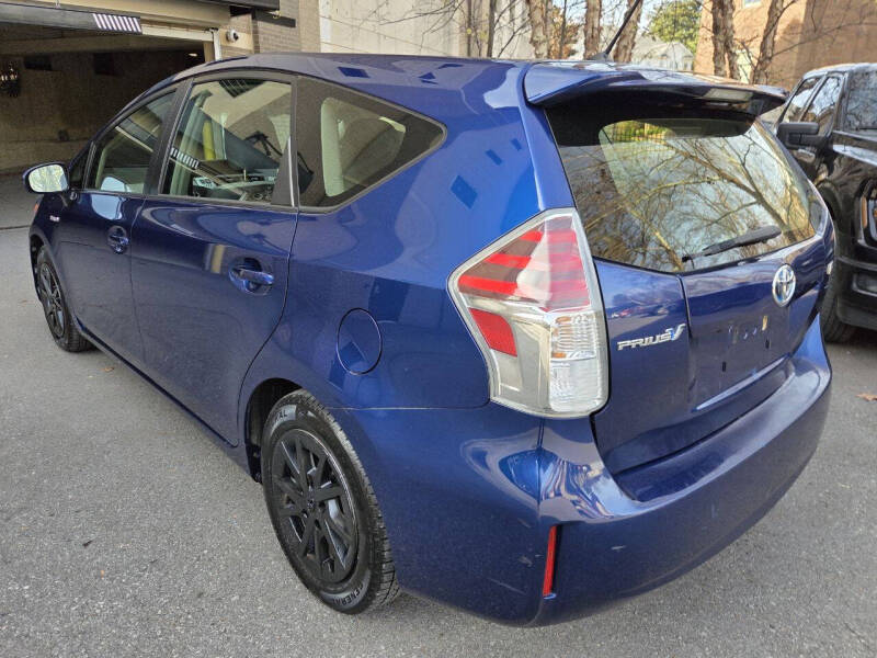 2016 Toyota Prius v Three