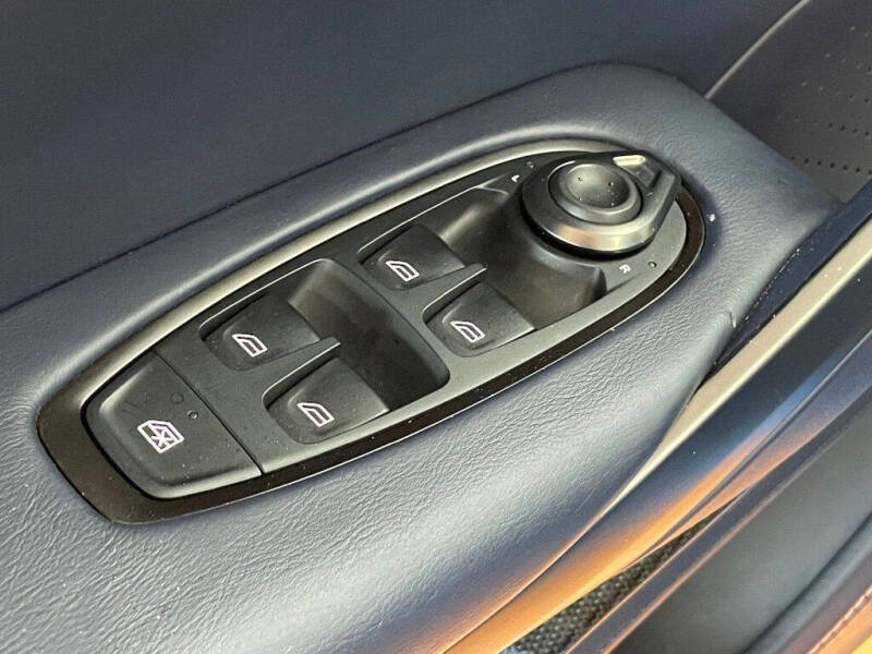 2022 Aston Martin DBX