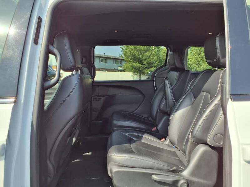 2024 Chrysler Pacifica Plug-In Hybrid Select