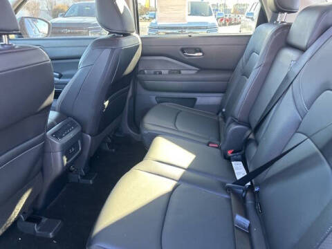 2024 Nissan Pathfinder SL