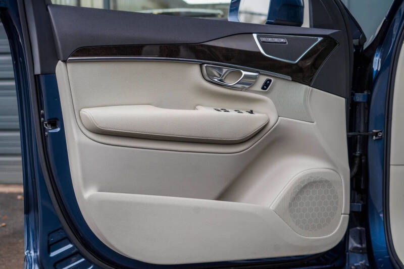 2018 Volvo XC90 T6 Momentum