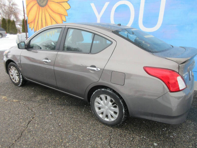 2016 Nissan Versa Sedan SV photo 10