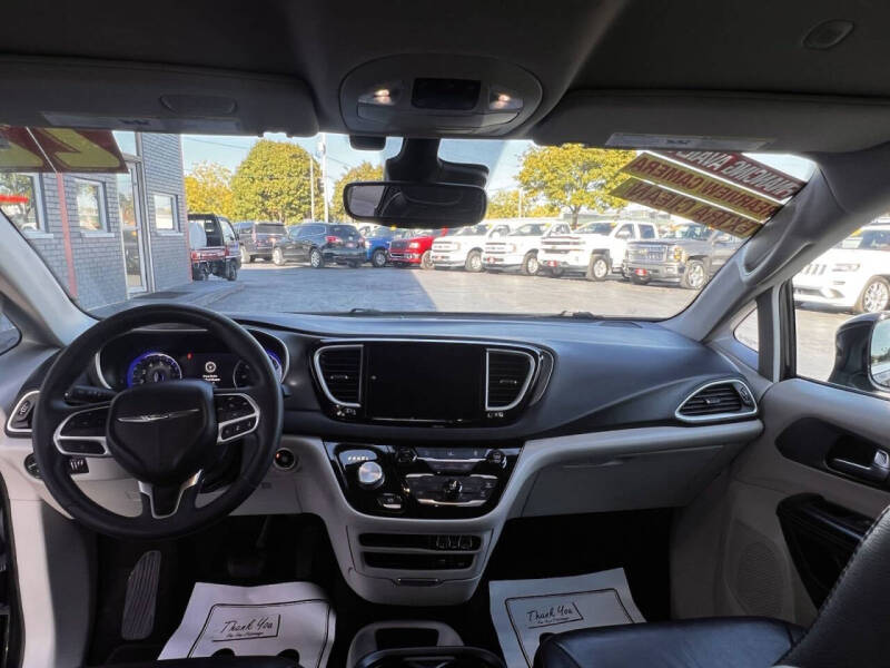 2022 Chrysler Pacifica Touring L photo 18