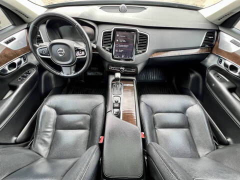 2016 Volvo XC90 T6 Momentum