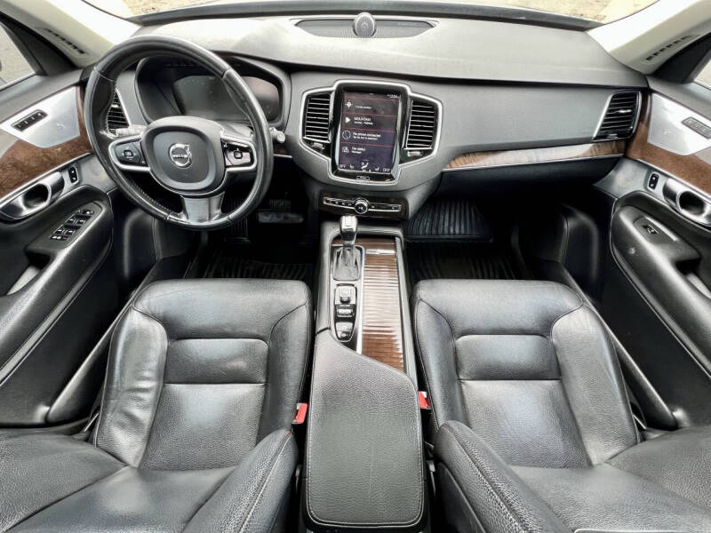 2016 Volvo XC90 T6 Momentum