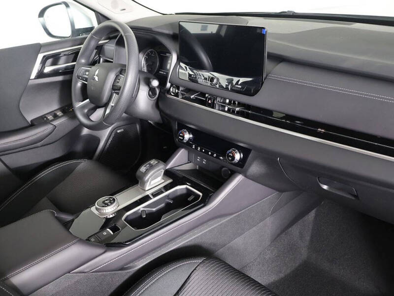 2026 Mitsubishi Outlander ES