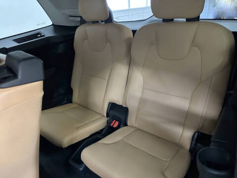 2016 Volvo XC90 T6 Momentum