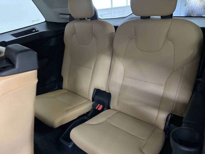 2016 Volvo XC90 T6 Momentum