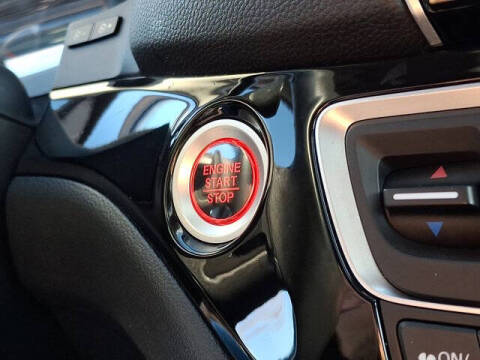 2022 Honda Pilot Touring w/Rear Captain's Chairs