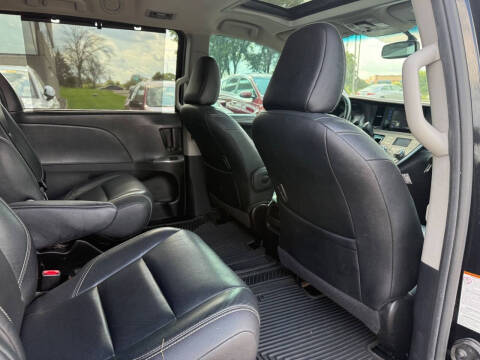 2017 Toyota Sienna SE 8-Passenger