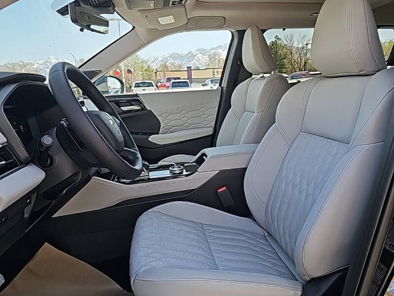 2025 Mitsubishi Outlander SEL Platinum Edition