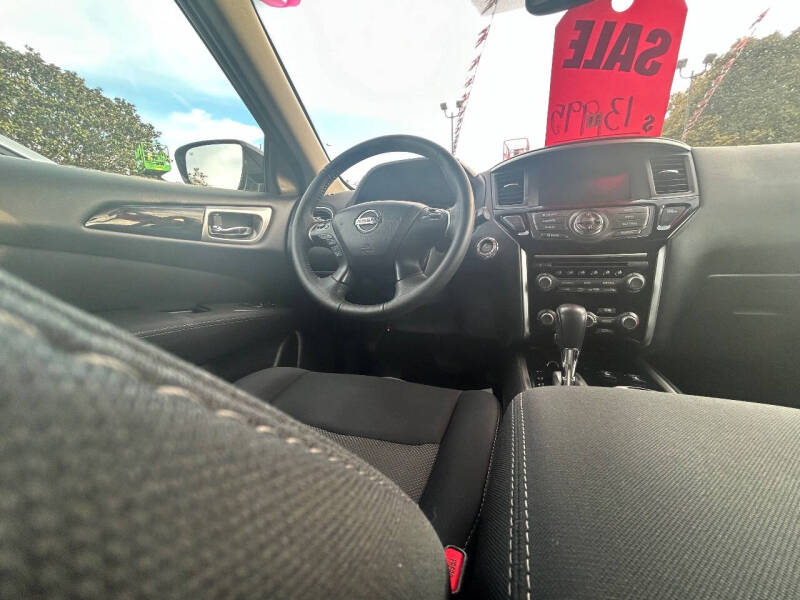 2017 Nissan Pathfinder SV