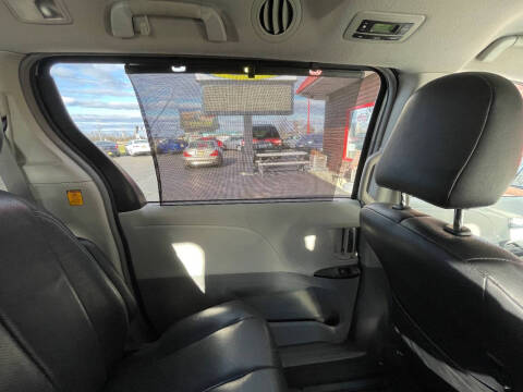 2011 Toyota Sienna SE 8-Passenger