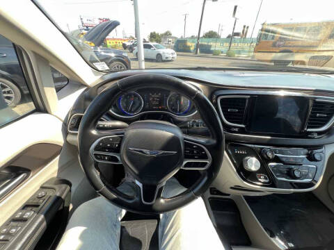 2017 Chrysler Pacifica Touring-L