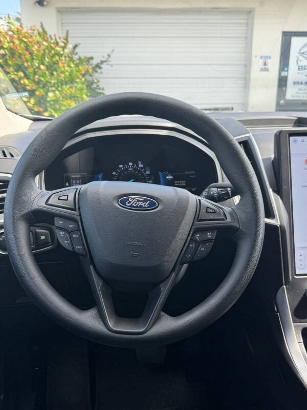 2022 Ford Edge SE